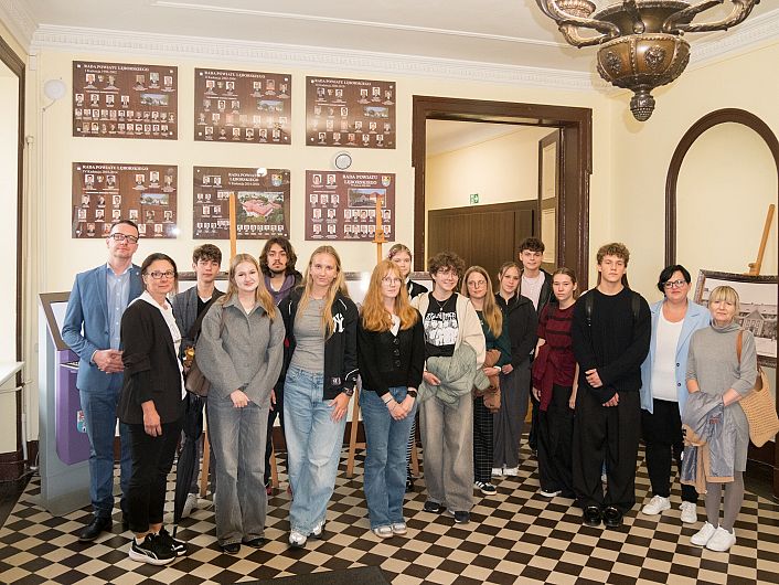 Obraz „Młodzi Ambasadorzy Edukacji Obywatelskiej” z wizytą w Starostwie Powiatowym w Lęborku.