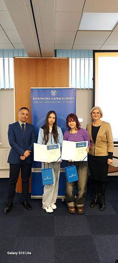 Obraz Udział uczennic w XIII konkursie „ Poznaj swoje prawa w pracy”