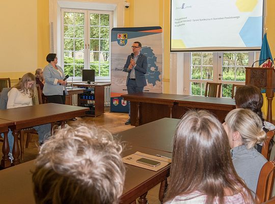 „Młodzi Ambasadorzy Edukacji Obywatelskiej” z wizytą w Starostwie Powiatowym w Lęborku.